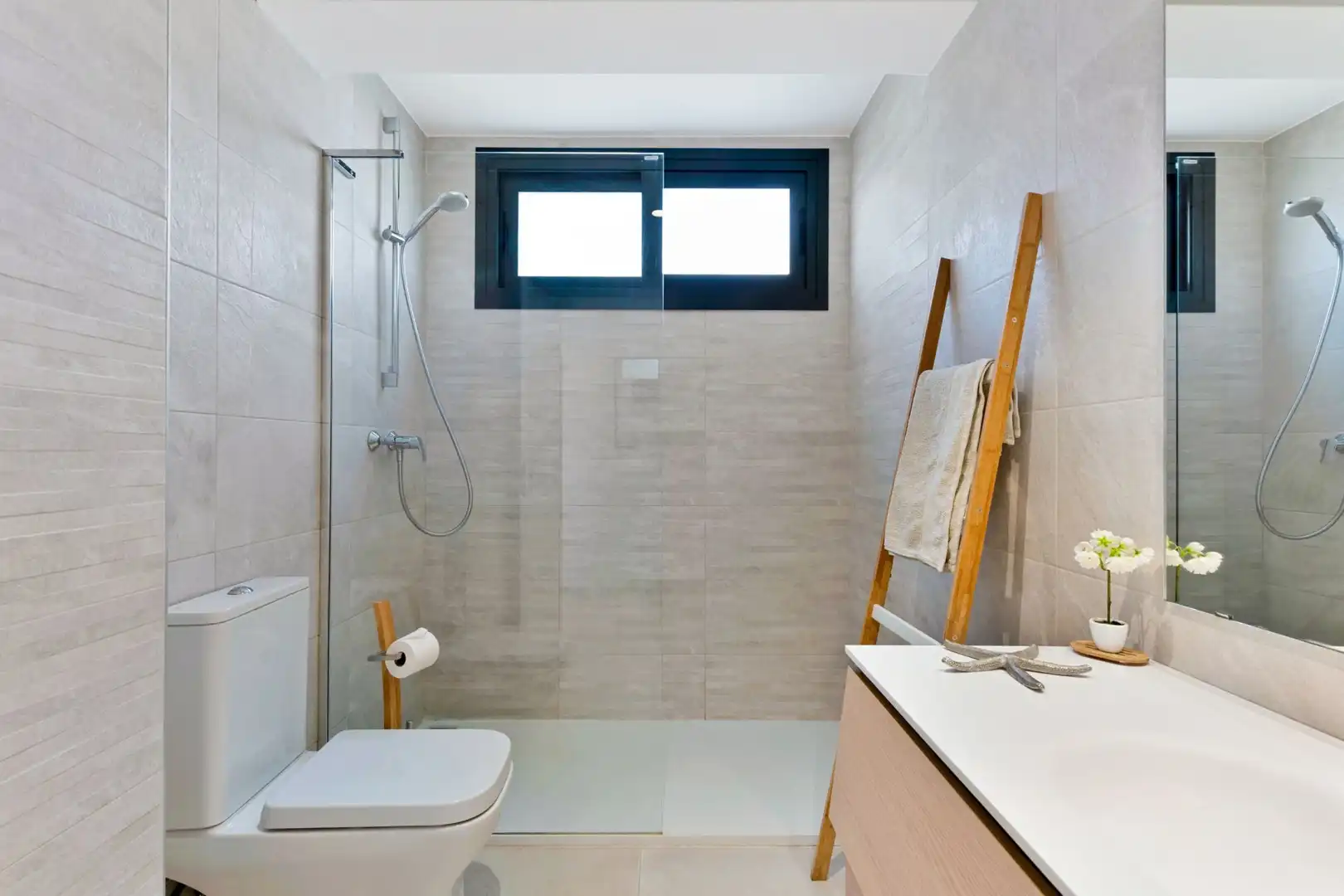 Badezimmer von Wohnungen zum Verkauf in Estepona mit Klimaanlage, Terrasse und Schwimmbad
