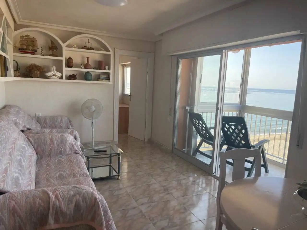 Sala d'estar de Pis de lloguer en El Campello amb Terrassa, Moblat i Balcó