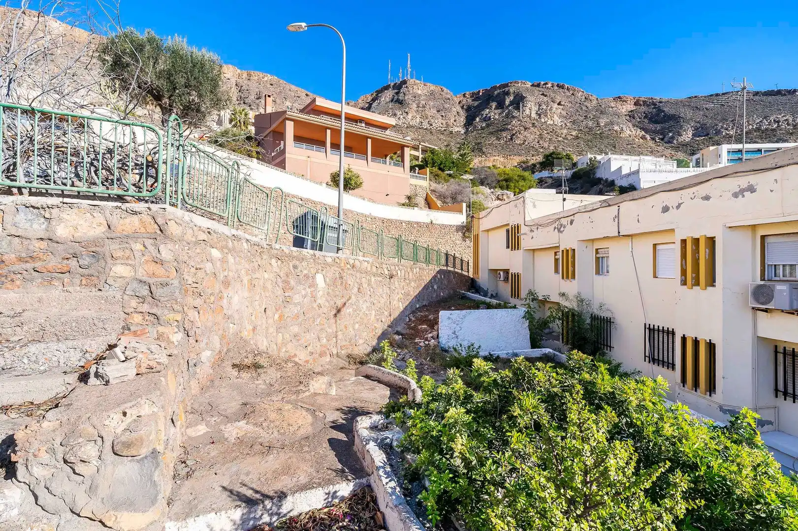 Vista exterior de Casa adosada en venda en Roquetas de Mar amb Jardí privat, Terrassa i Traster