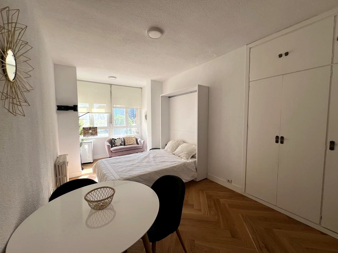 Habitación de Estudio de alquiler en  Madrid Capital con Aire acondicionado, Calefacción y Amueblado