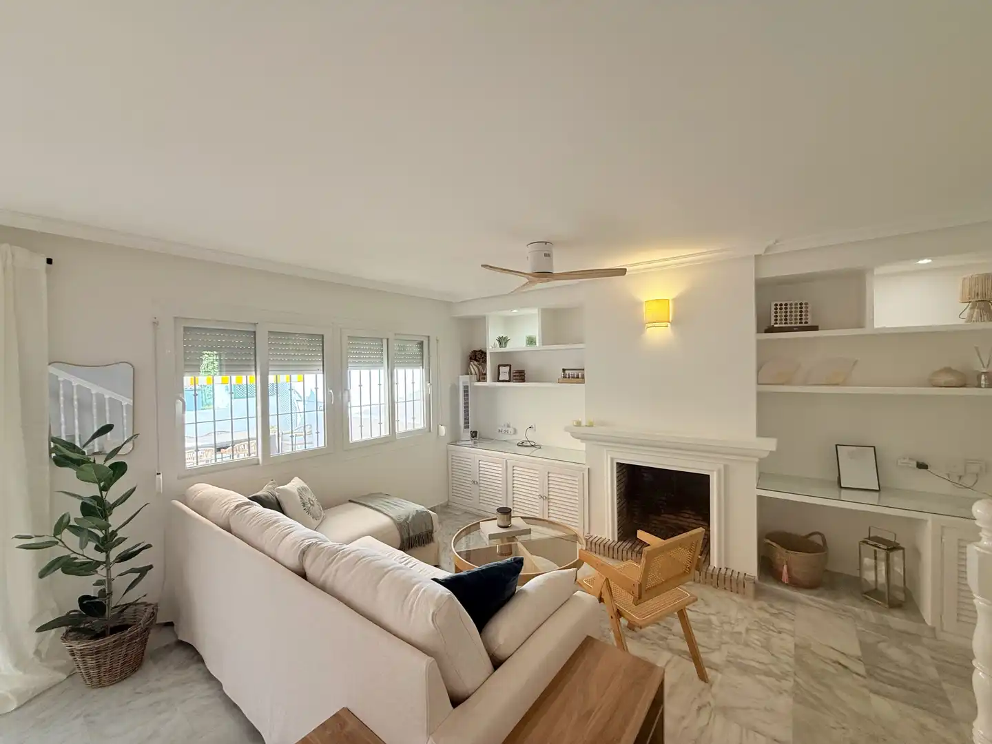 Sala d'estar de Casa adosada de lloguer en Marbella amb Aire condicionat, Terrassa i Piscina