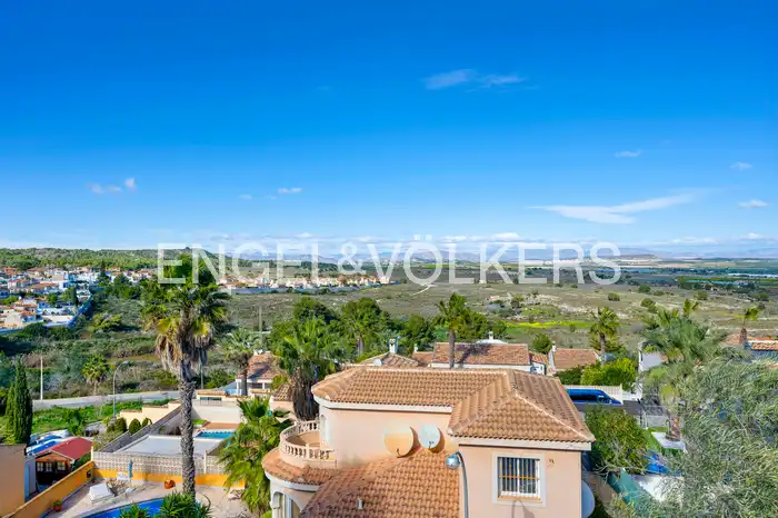 Vista exterior de Finca rústica en venda en San Miguel de Salinas amb Aire condicionat, Calefacció i Jardí privat