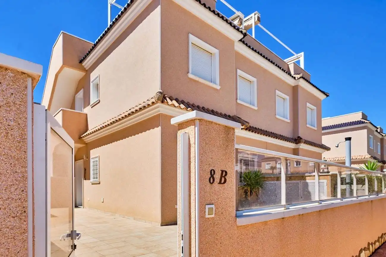 Vista exterior de Planta baixa en venda en Orihuela amb Aire condicionat, Jardí privat i Terrassa