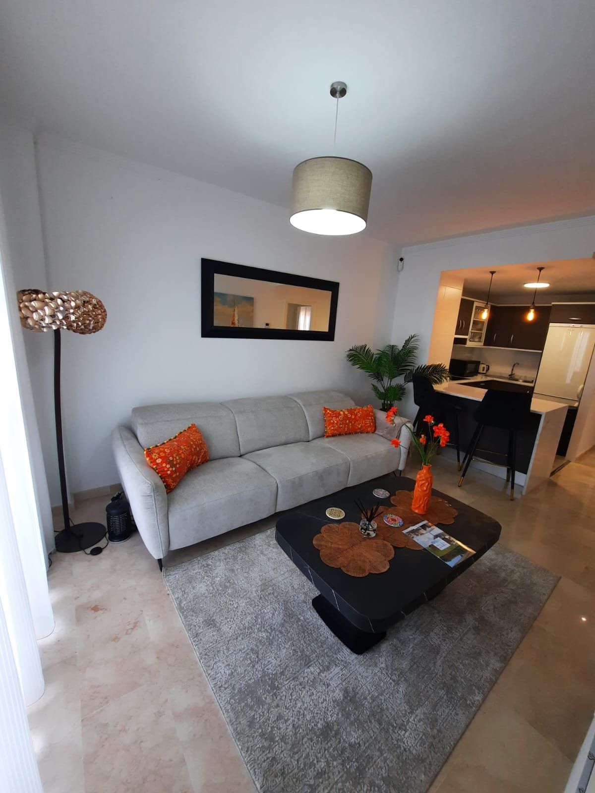 Sala d'estar de Apartament de lloguer en Manilva amb Aire condicionat, Terrassa i Piscina