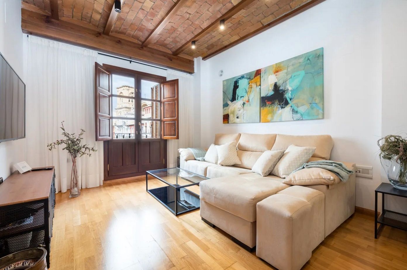 Living room of Apartment to rent in  Granada Capital  with Air Conditioner, Heating and Parquet flooring