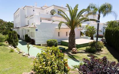 Vista exterior de Pis en venda en Marbella amb Aire condicionat, Terrassa i Piscina comunitària