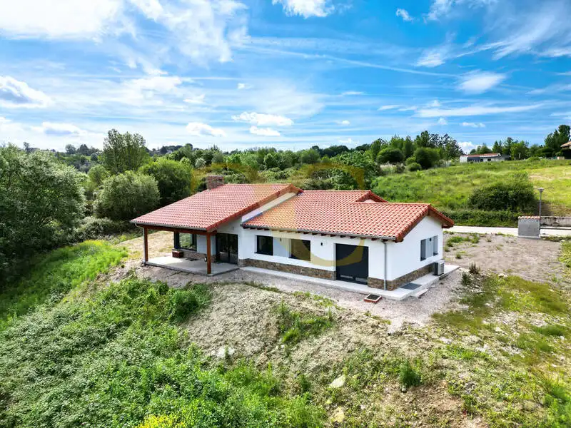 Vista exterior de Casa o xalet en venda en Oviedo  amb Aire condicionat, Calefacció i Jardí privat