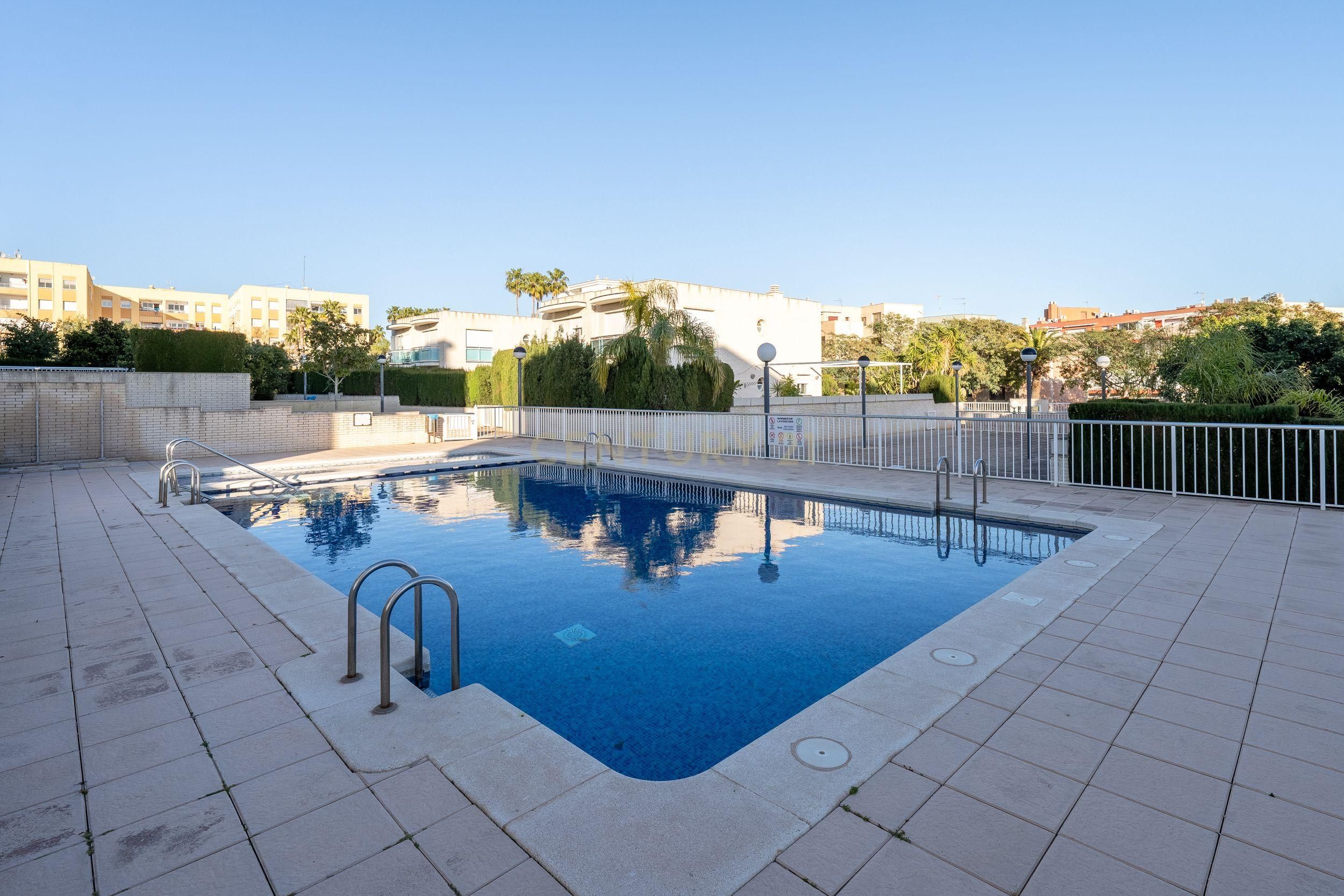 Piscina de Casa adosada en venda en Sant Carles de la Ràpita amb Aire condicionat, Jardí privat i Moblat