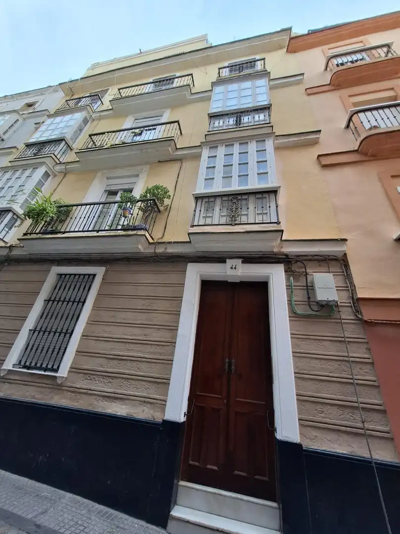 Vista exterior de Pis en venda en Cádiz amb Balcó