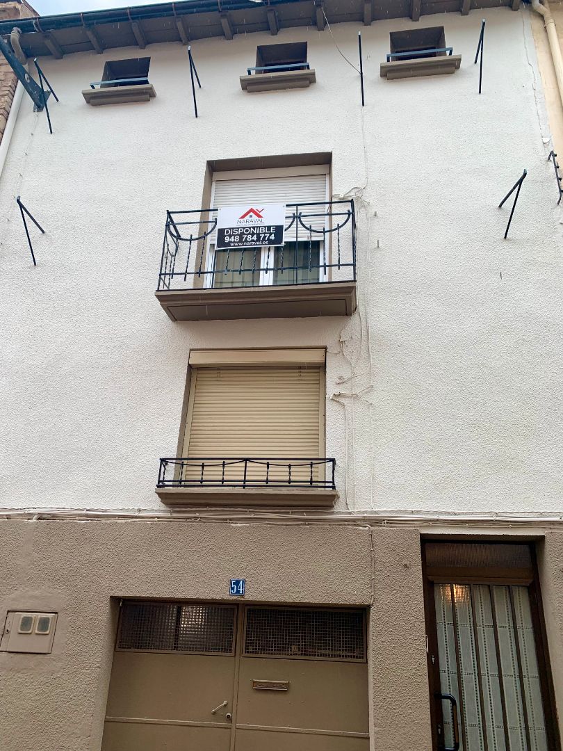 Vista exterior de Casa adosada en venda en Lodosa amb Calefacció, Terrassa i Moblat