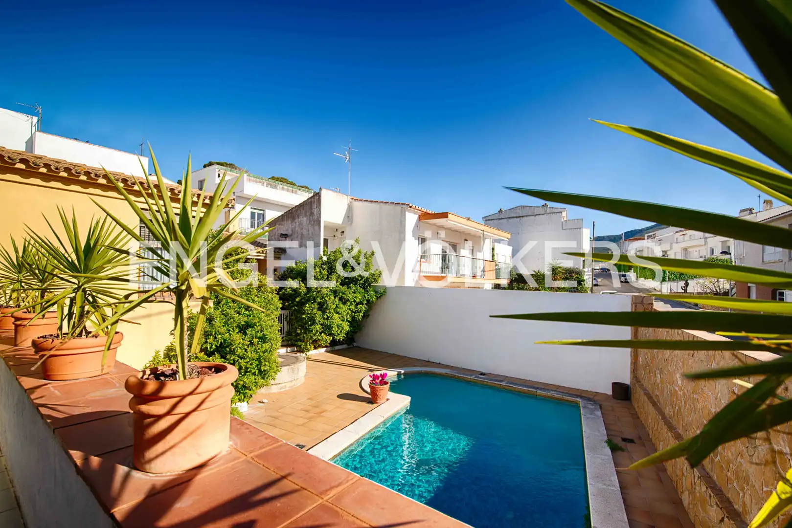 Vista exterior de Casa adosada en venda en Llançà amb Calefacció, Terrassa i Piscina