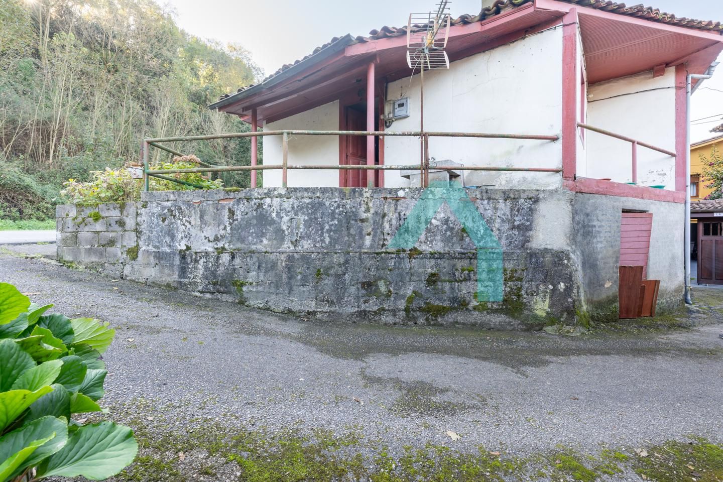 Vista exterior de Casa adosada en venda en Belmonte de Miranda amb Parquet