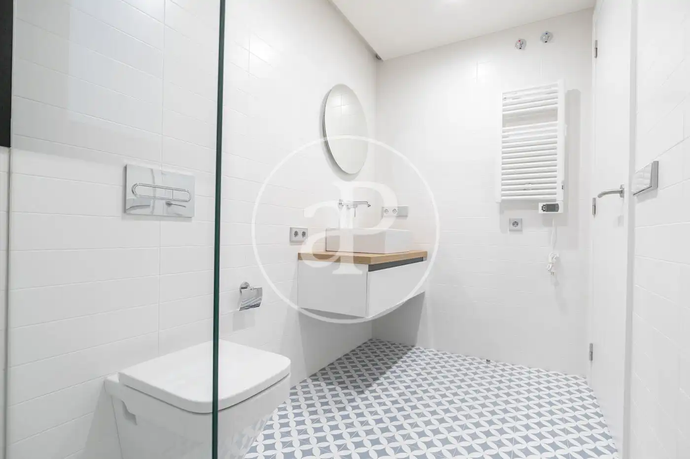 Badezimmer von Wohnung zum Verkauf in Barcelona mit Klimaanlage, Heizung und Balkon