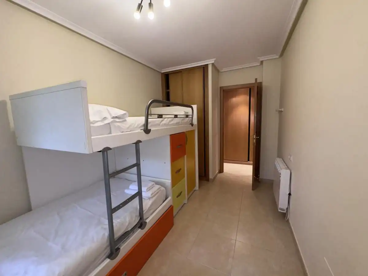 Habitación de Apartamento en venta en Llanes con Calefacción, Terraza y Trastero