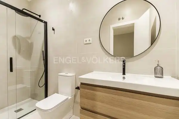 Bathroom of Flat for sale in Madrid  with Air Conditioner, Heating and Parquet flooring