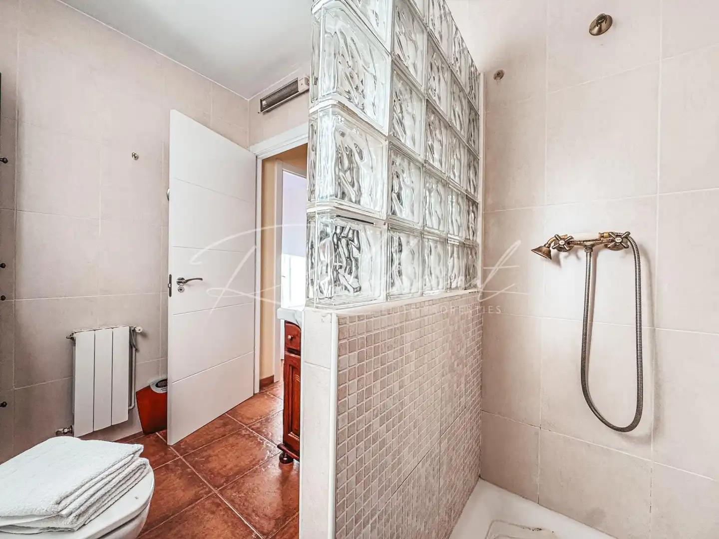 Badezimmer von Einfamilien-Reihenhaus zum Verkauf in Cambrils mit Klimaanlage, Heizung und Privatgarten