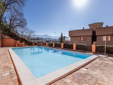 Pis amb piscina en venda a Cuesta Escoriaza 3