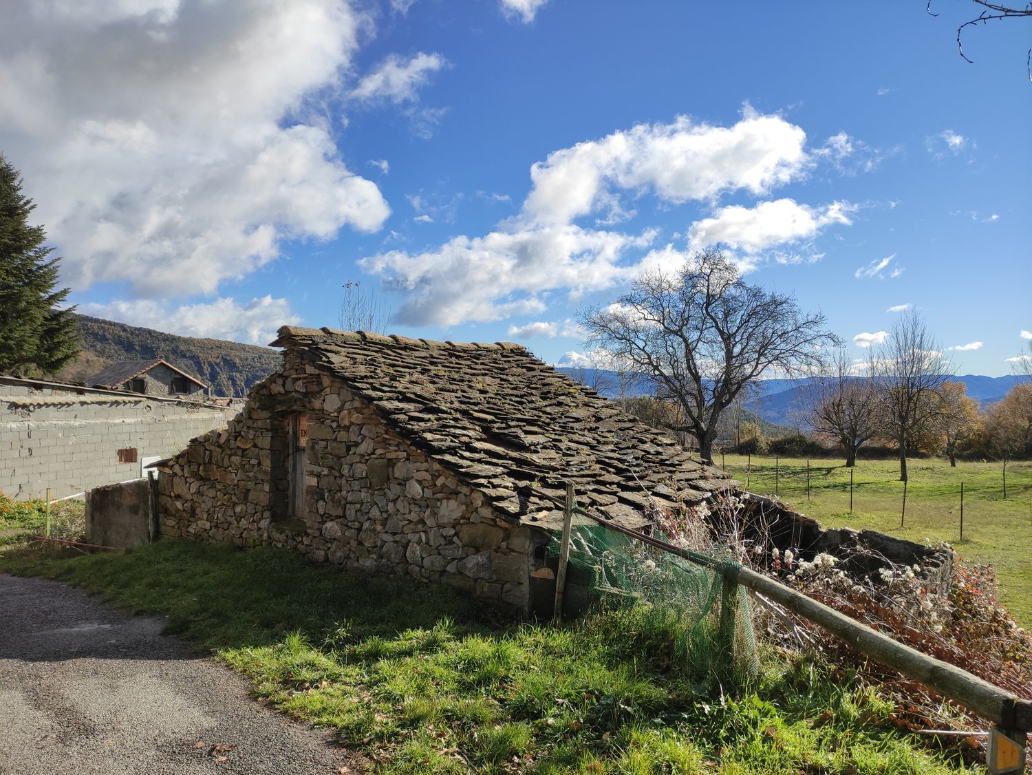 Vista exterior de Finca rústica en venda en El Pueyo de Araguás
