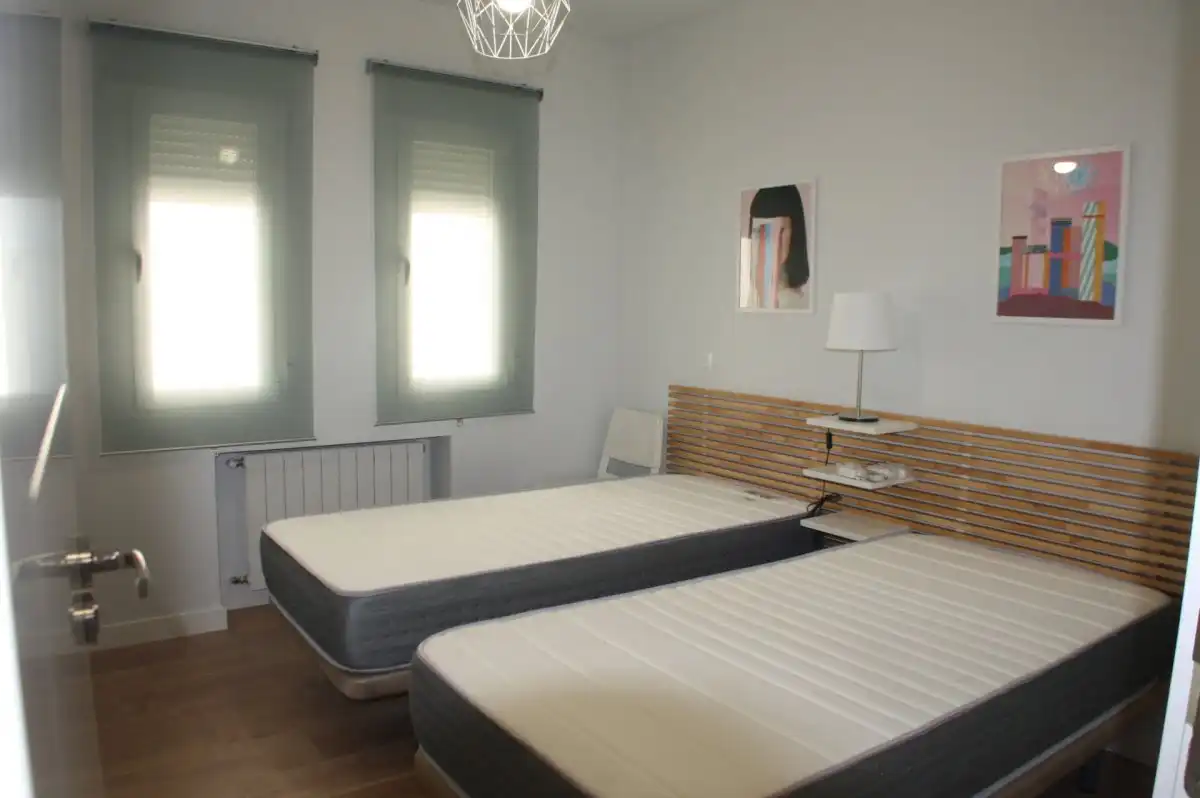 Schlafzimmer von Wohnung zur Miete in Plasencia mit Heizung, Möbliert und Balkon