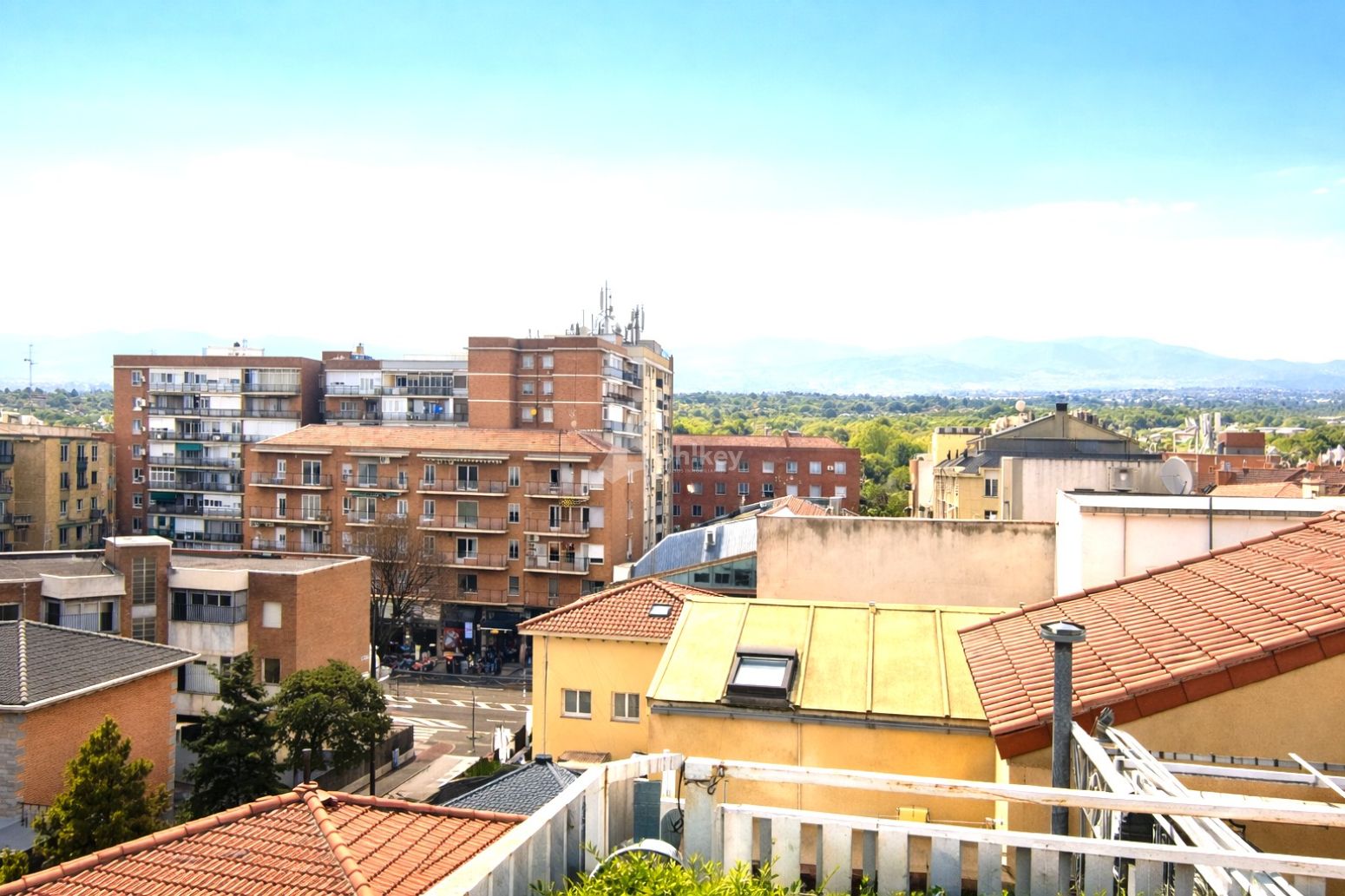 Vista exterior de Àtic en venda en  Madrid Capital amb Terrassa i Balcó