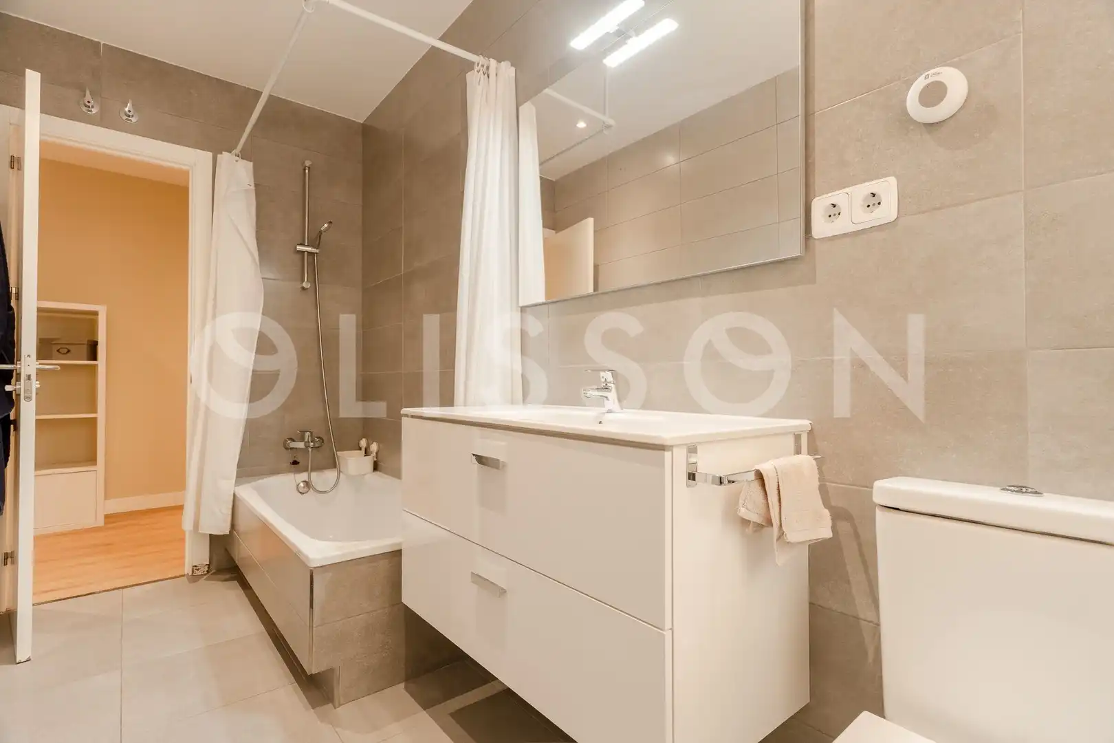 Baño de Piso en venta en Madrid con Calefacción, Terraza y Trastero