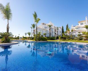 Vista exterior de Apartament en venda en Marbella amb Aire condicionat, Terrassa i Piscina
