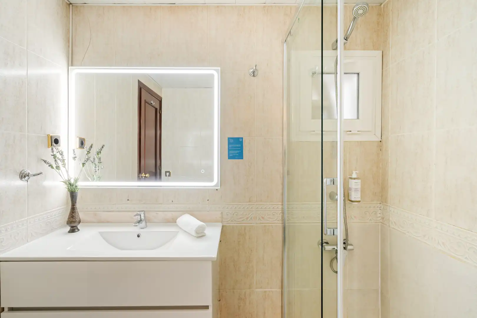 Bany de Apartament en venda en Barcelona amb Aire condicionat, Moblat i Forn