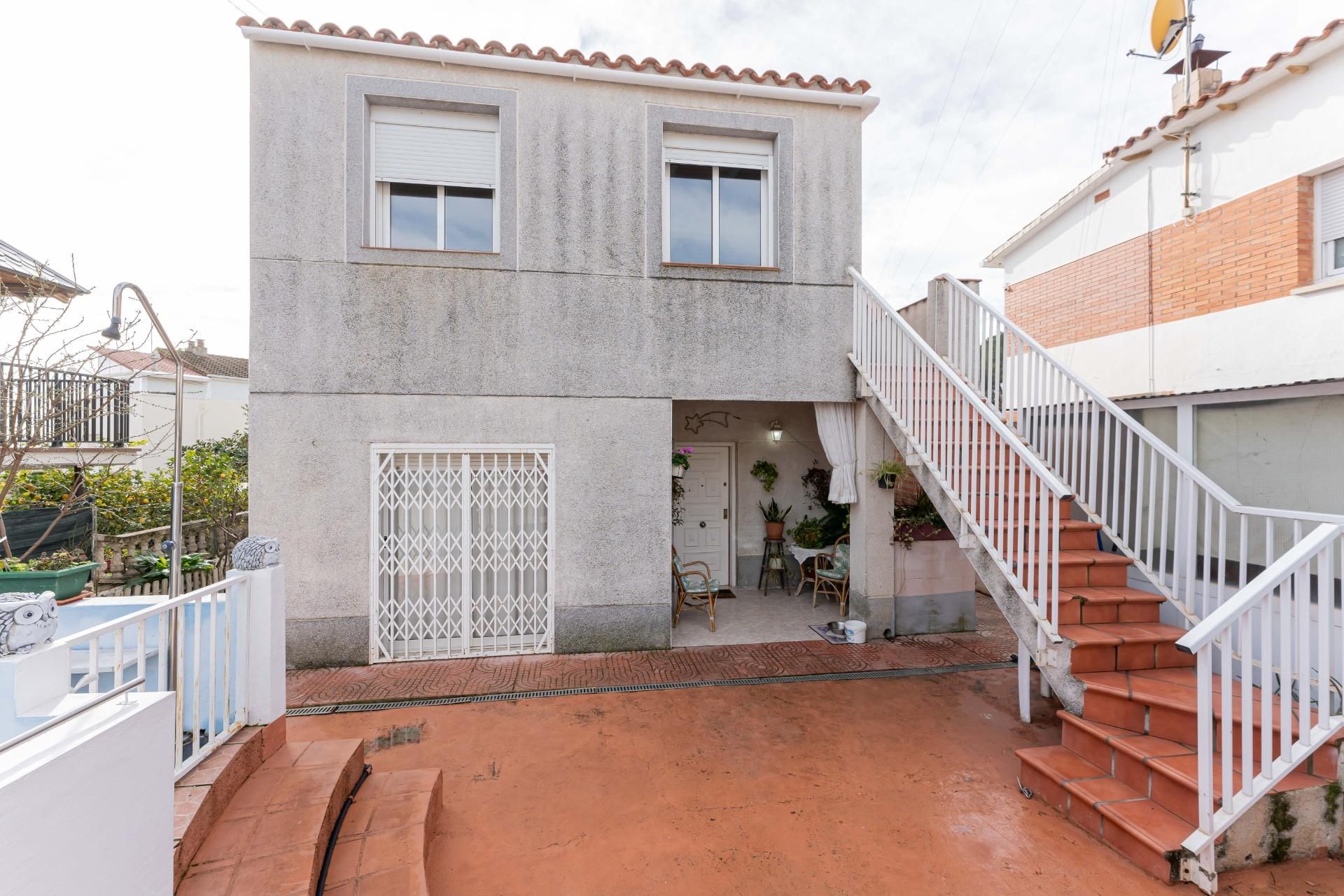 Vista exterior de Casa o xalet en venda en Viladecans amb Aire condicionat, Jardí privat i Terrassa