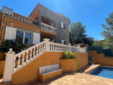 Detached house with balcony for sale in Begur pueblo
