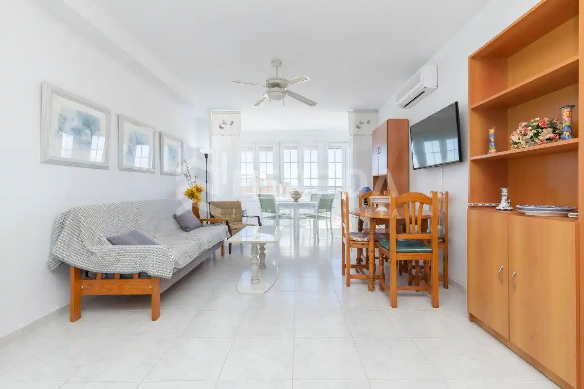 Wohnzimmer von Dachboden zum Verkauf in Roquetas de Mar mit Klimaanlage, Privatgarten und Möbliert