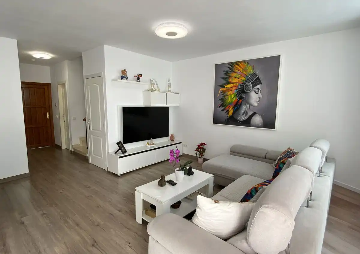 Sala de estar de Casa adosada en venta en Estepona con Aire acondicionado, Terraza y Trastero