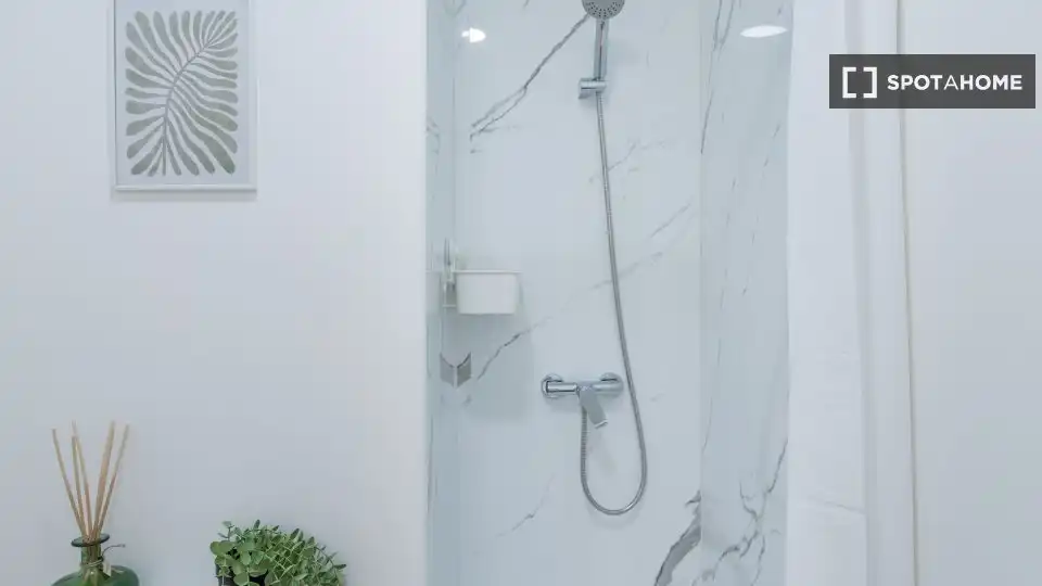 Bathroom of Flat for share in Getafe  with Air Conditioner, Heating and Furnished