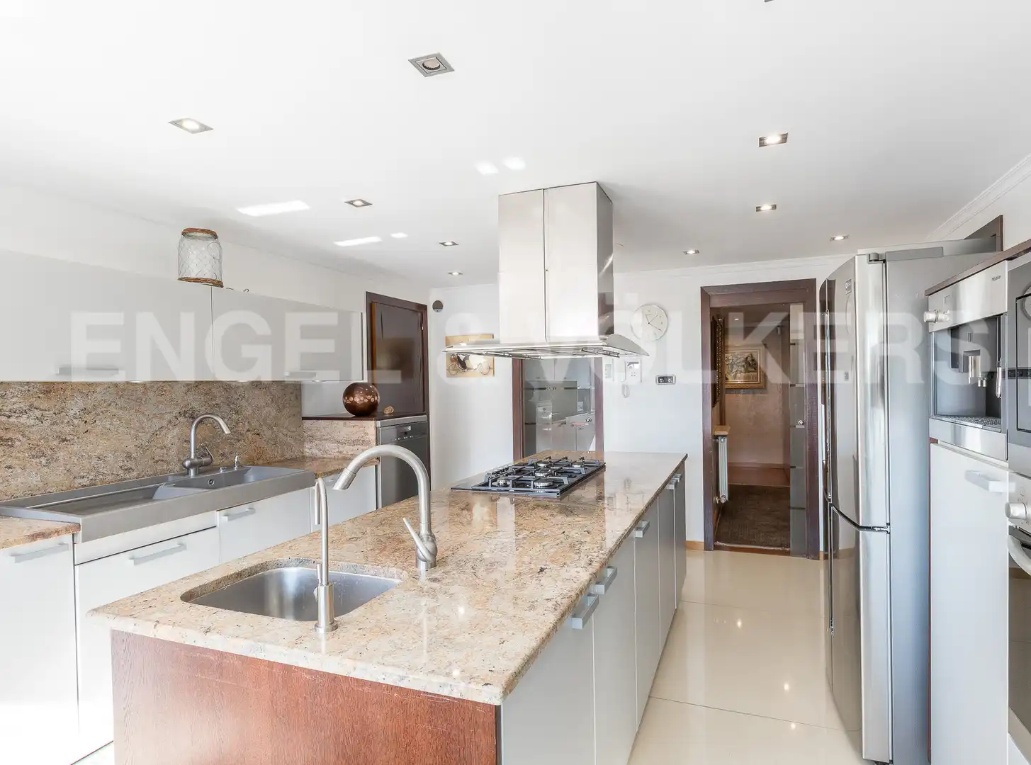 Cocina de Casa o chalet en venta en Alella con Aire acondicionado, Calefacción y Jardín privado