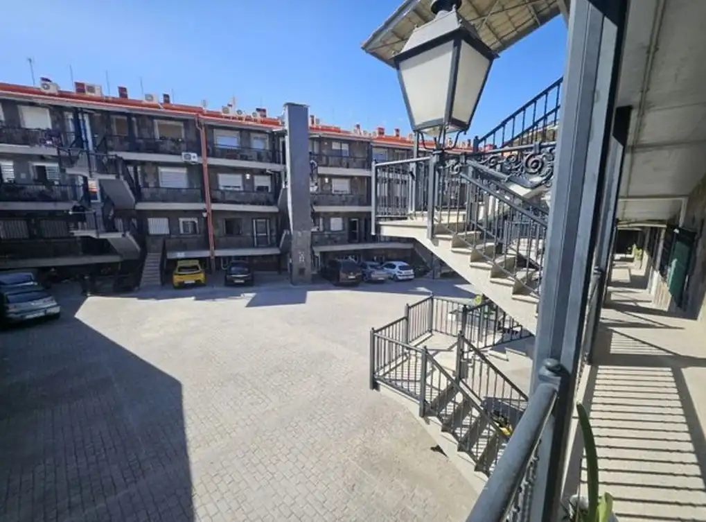 Vista exterior de Piso en venta en Torres de la Alameda con Calefacción y Trastero