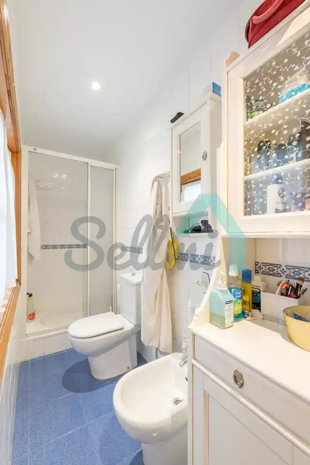 Bathroom of Flat for sale in Oviedo   with Heating, Parquet flooring and Terrace