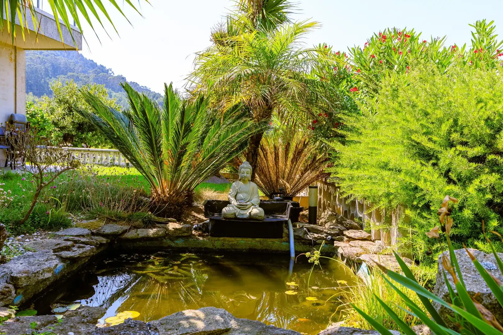 Garden of Houses for sale in Oia  with Air Conditioner, Heating and Private garden