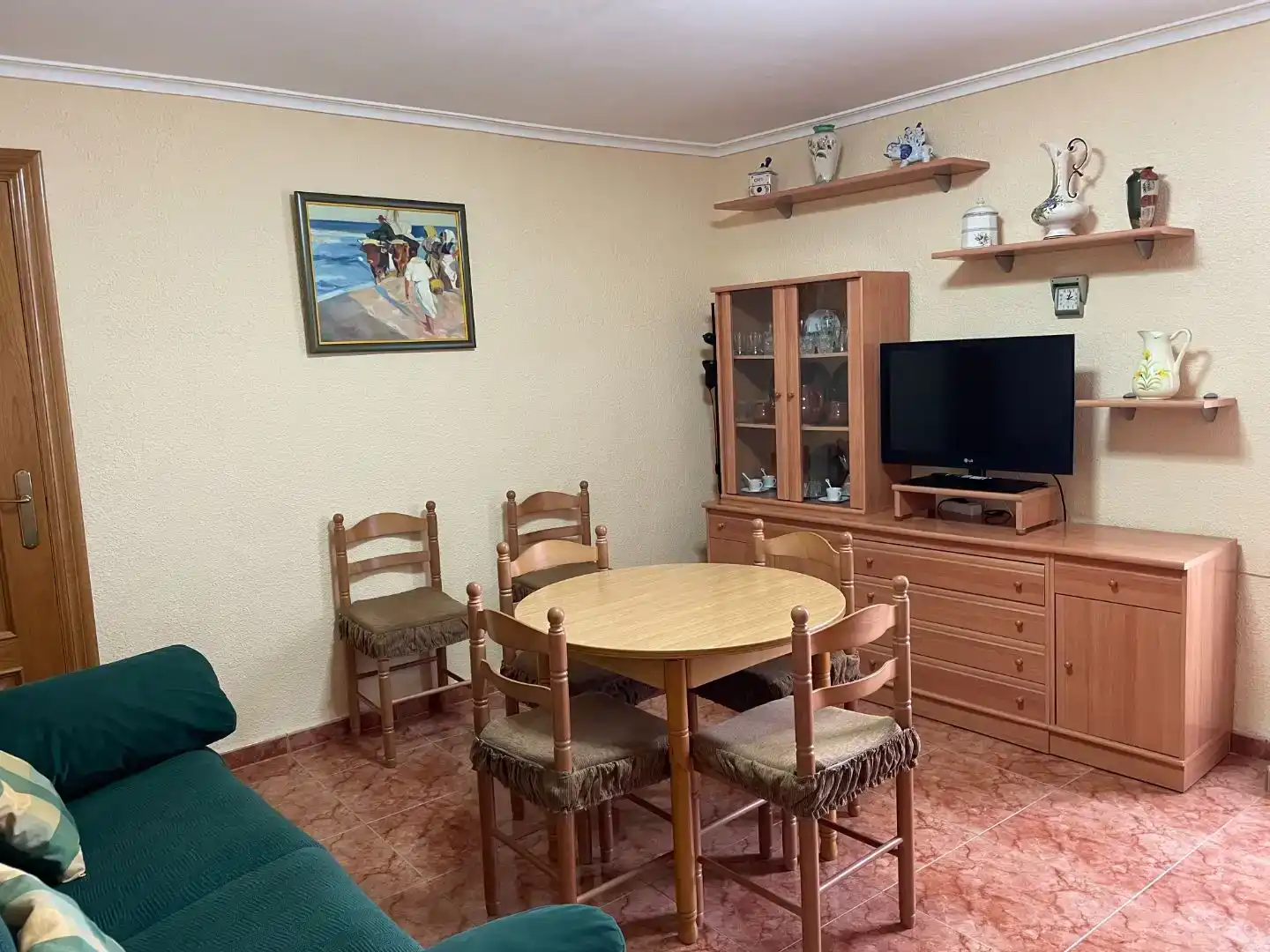 Sala de estar de Casa adosada en venta en Fuentealbilla con Aire acondicionado, Trastero y Amueblado