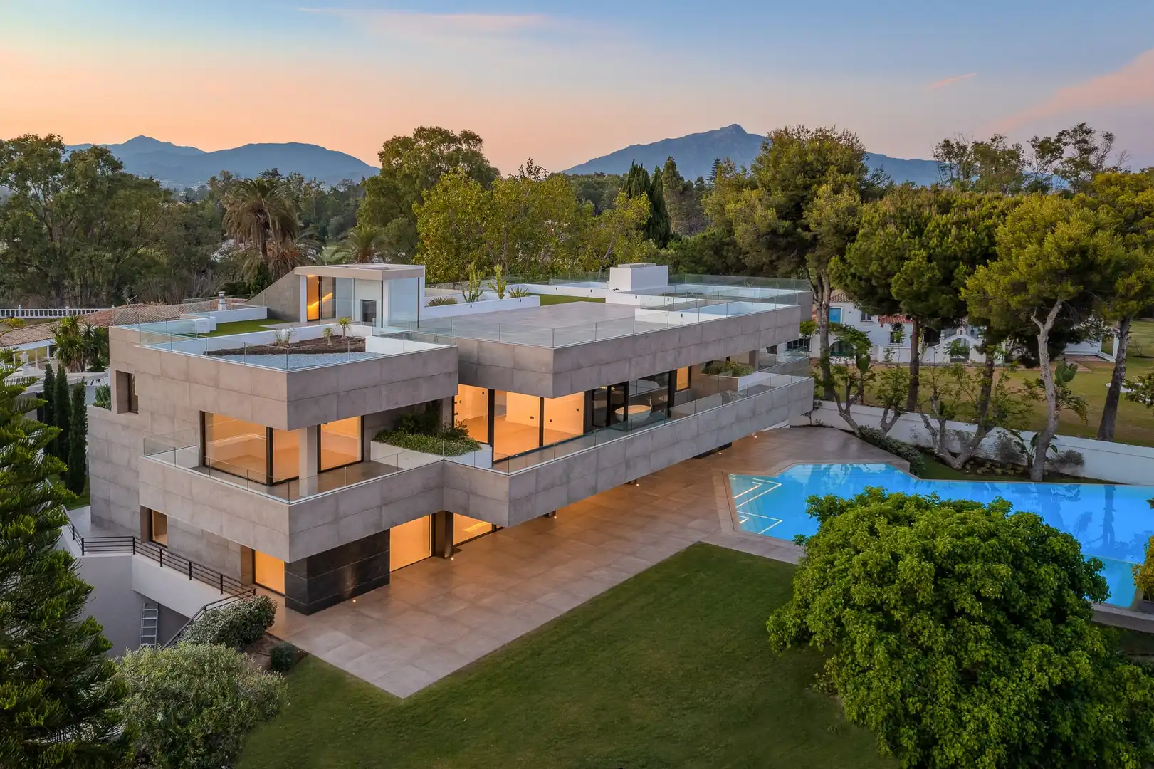 House with pool for sale in Marbella Centro