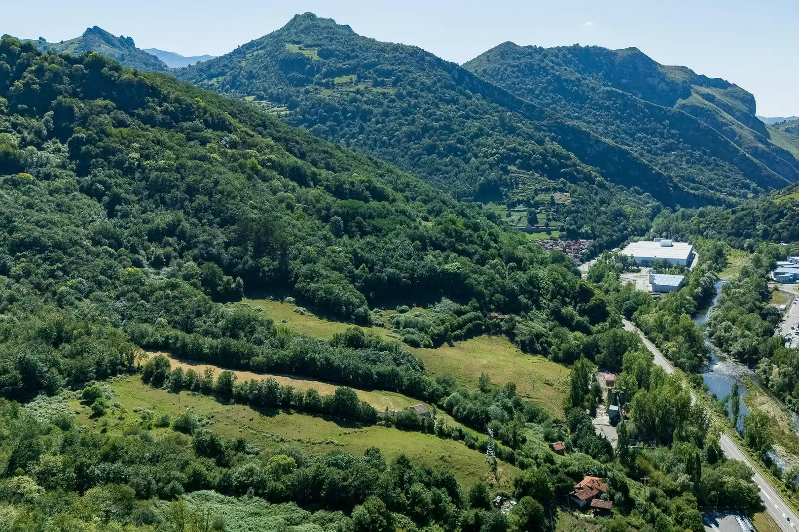 Vista exterior de Casa adosada en venda en Mieres (Asturias) amb Jardí privat, Terrassa i Moblat
