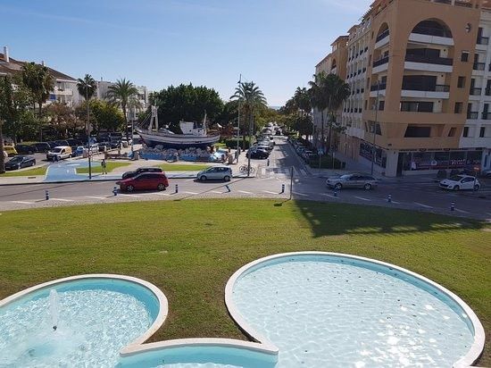 Vista exterior de Local en venda en Marbella amb Aire condicionat
