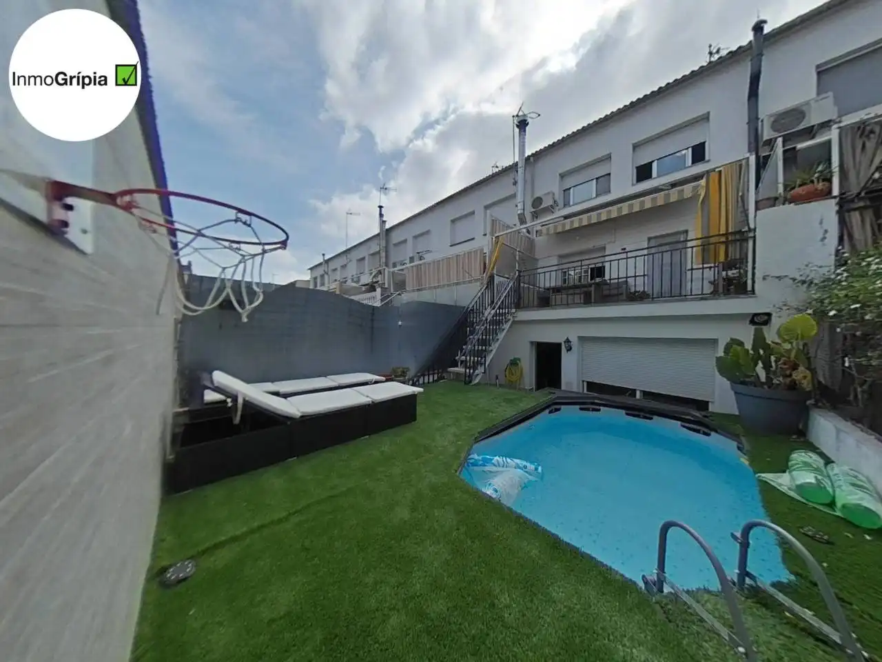 Swimming pool of Houses for sale in Terrassa  with Air Conditioner, Heating and Parquet flooring