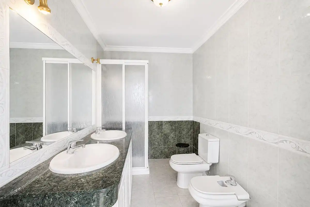 Bany de Apartament en venda en Mijas amb Aire condicionat i Terrassa
