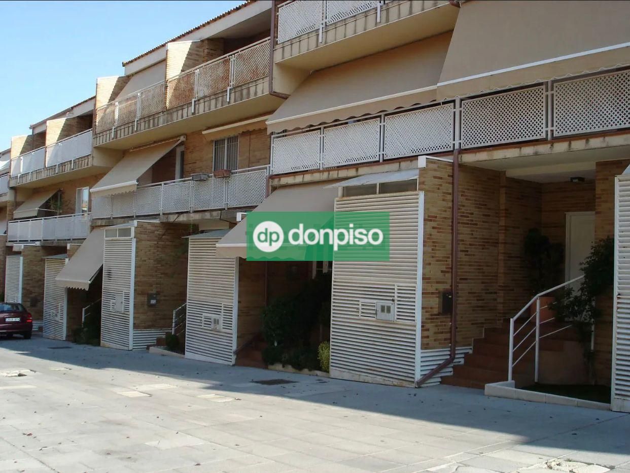 Vista exterior de Casa adosada de lloguer en Cáceres Capital amb Aire condicionat, Calefacció i Jardí privat