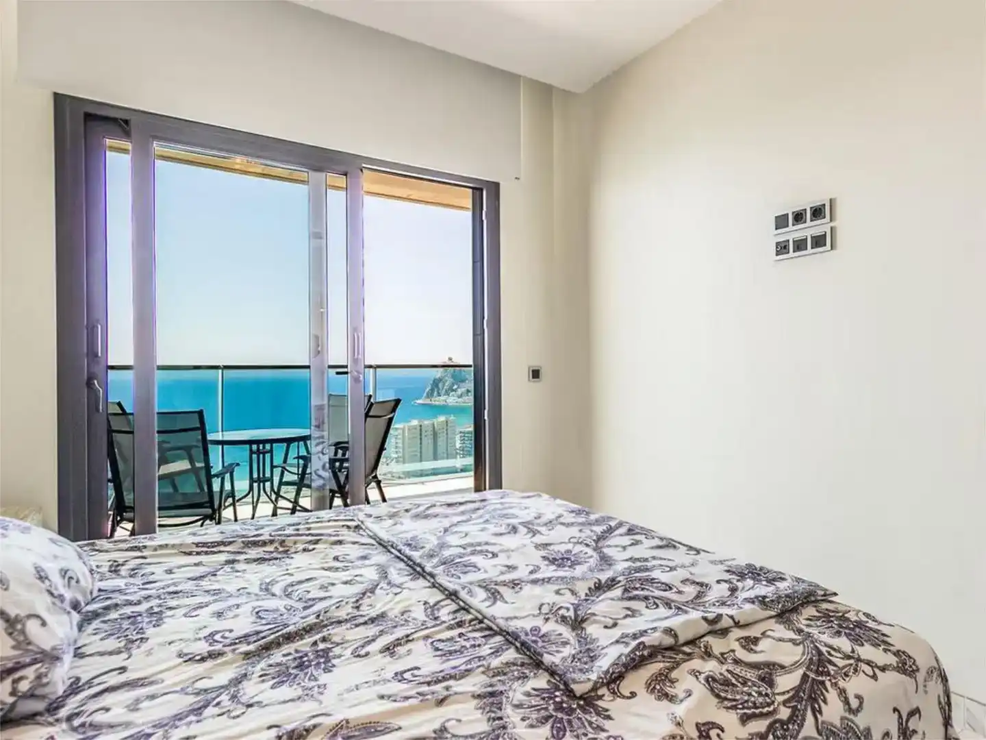 Habitación de Apartamento de alquiler en Polop con Aire acondicionado, Parquet y Piscina