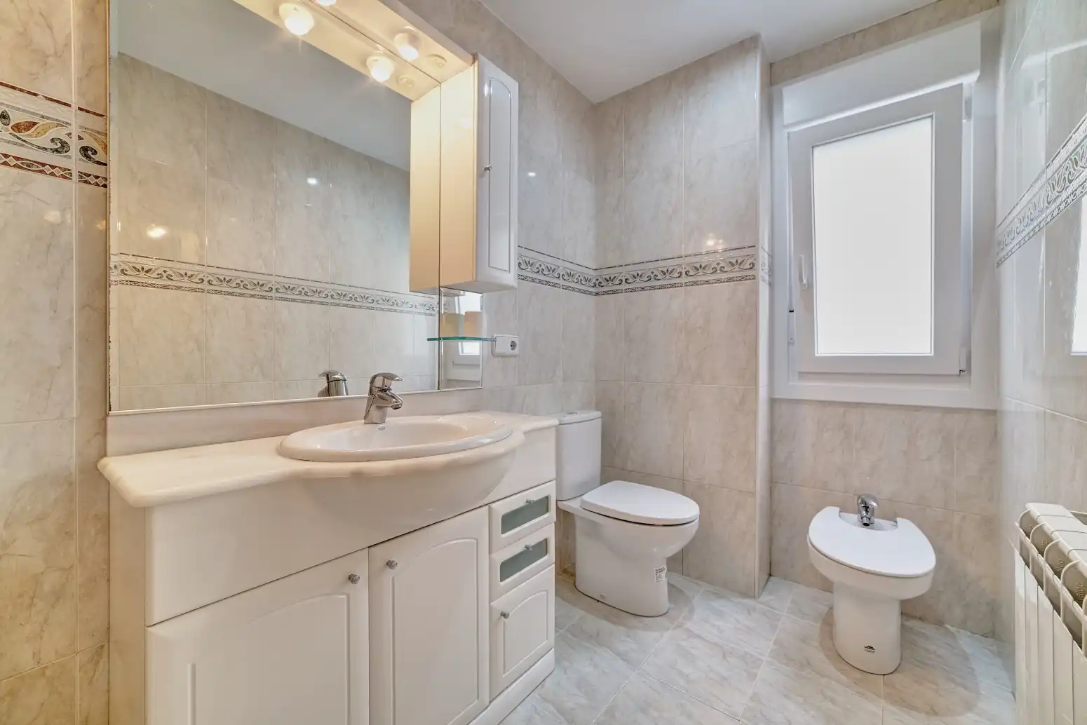 Baño de Piso en venta en Burlada / Burlata con Calefacción, Parquet y Balcón