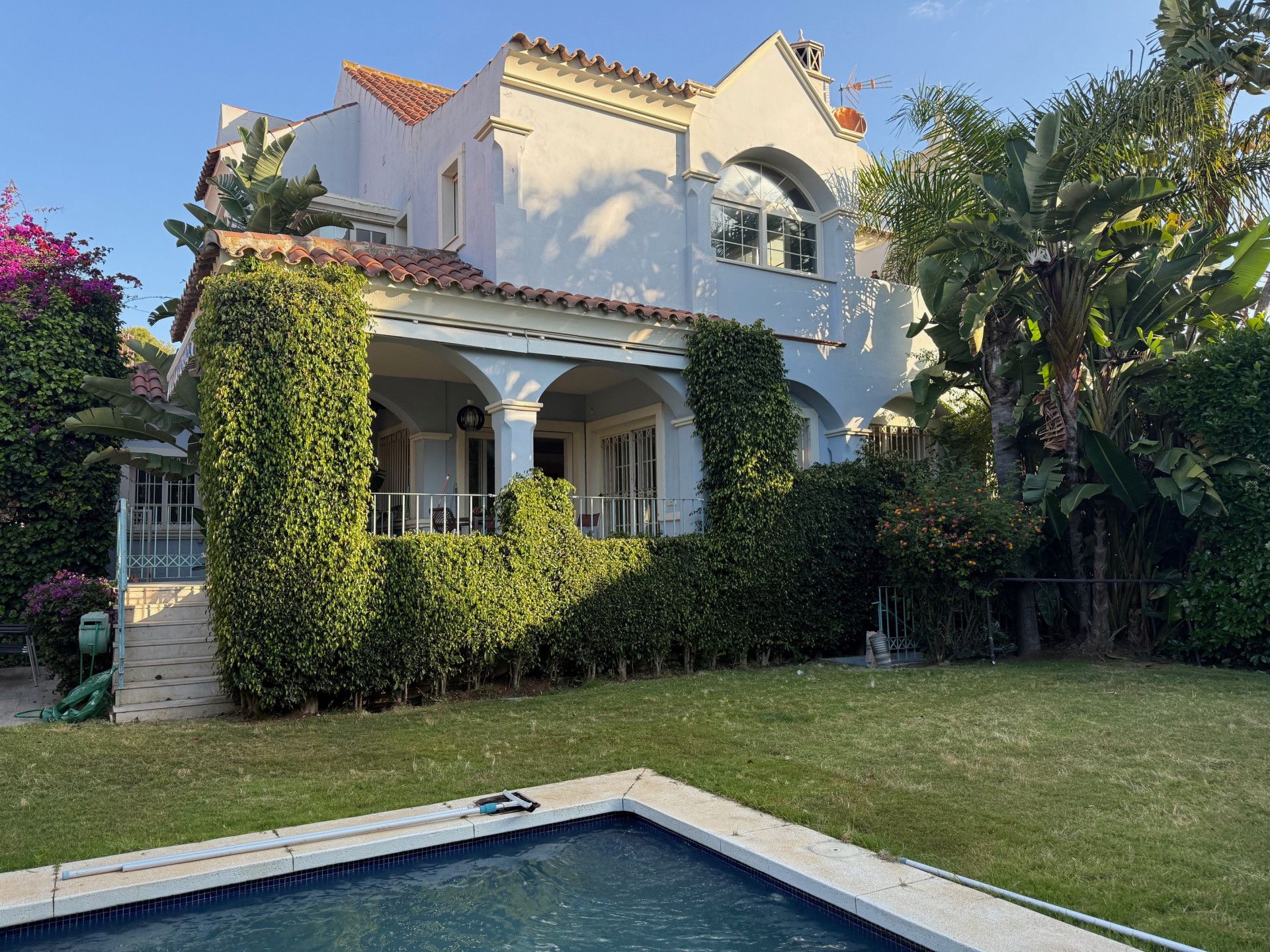 Exterior view of Single-family semi-detached for sale in Marbella  with Air Conditioner, Heating and Private garden