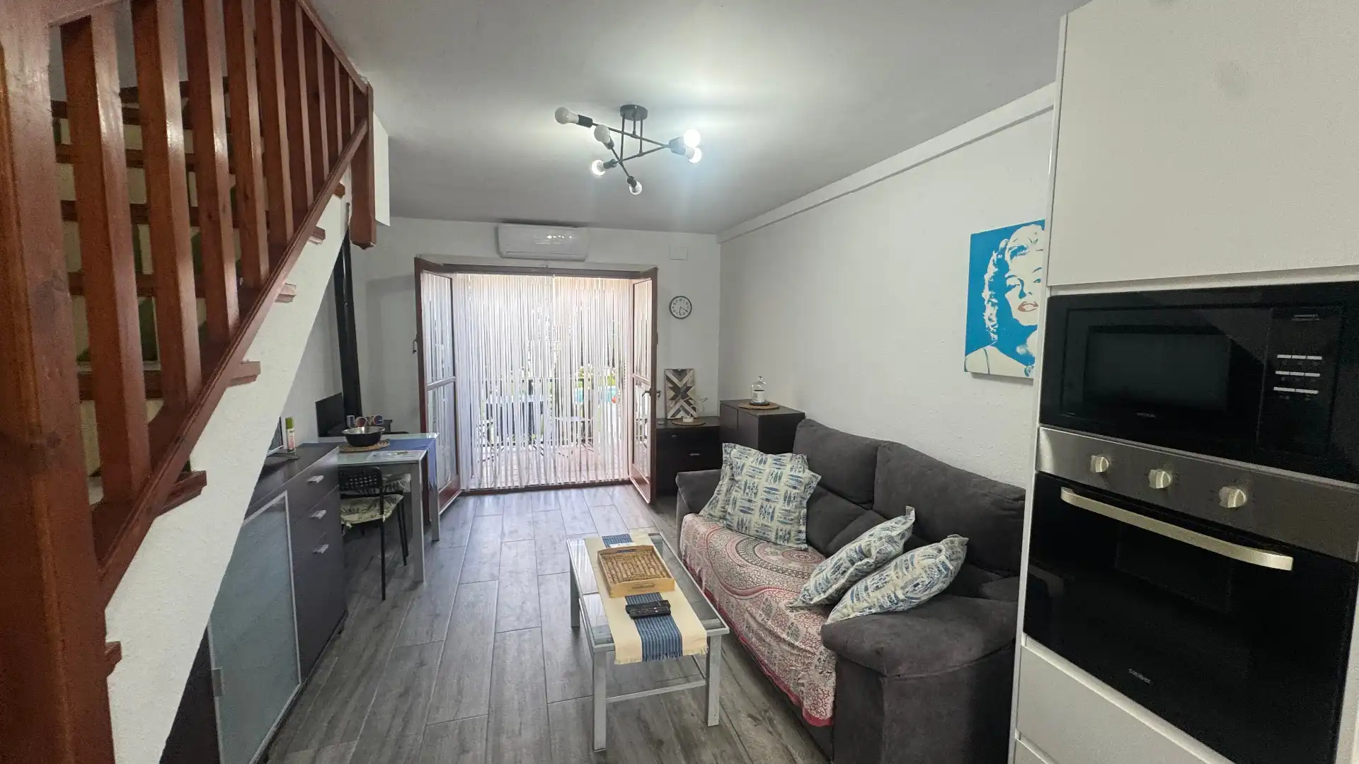 Wohnzimmer von Einfamilien-Reihenhaus zum Verkauf in Torredembarra mit Klimaanlage, Heizung und Privatgarten