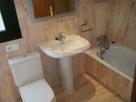 Baño de Apartamento de alquiler en Cáceres con Calefacción, Terraza y Amueblado