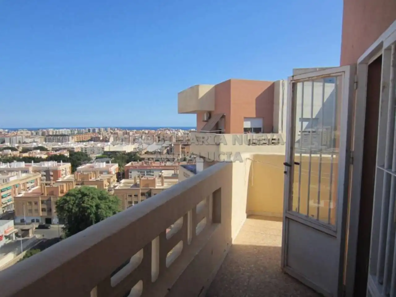 Vista exterior de Piso de alquiler en Almería con Terraza y Amueblado
