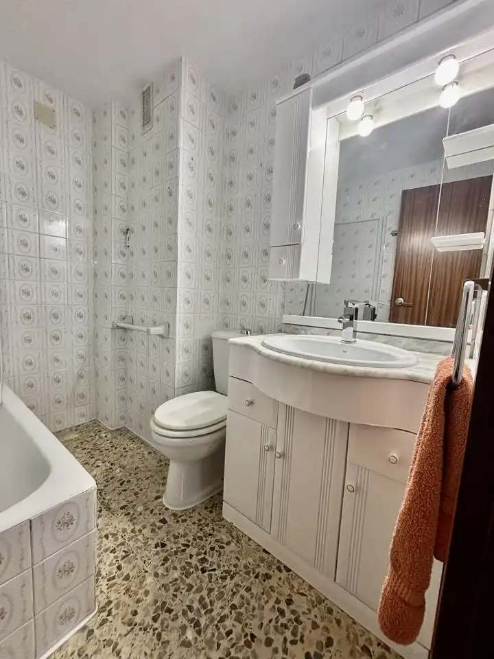 Bathroom of Flat for sale in Zaragoza  with Heating